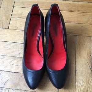 Comfy black leather pumps